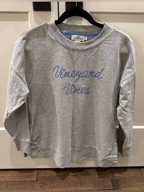 Vineyard Vines Women’s Light Gray Crewneck Sweatshirt with Blue Embroidered Logo